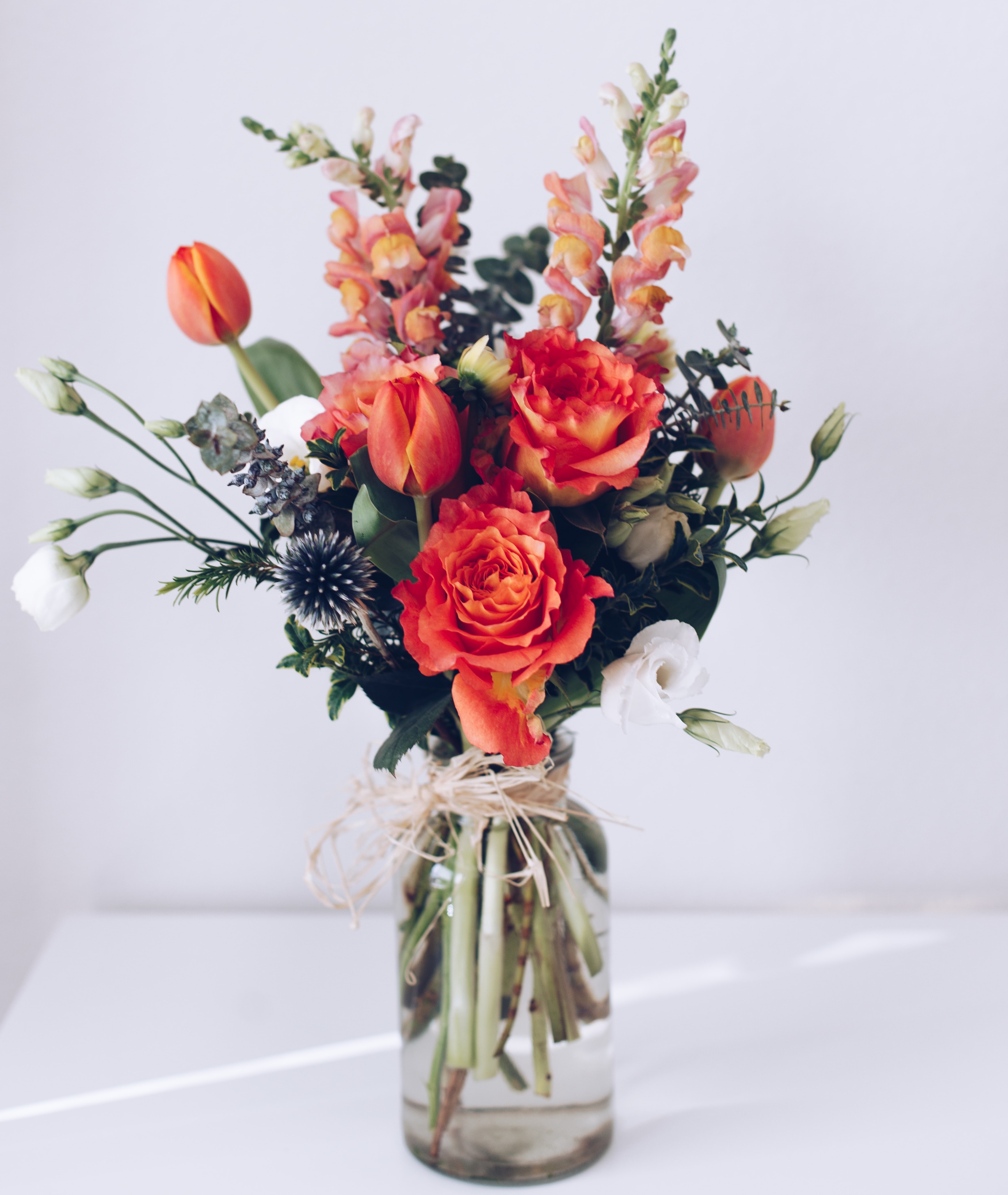 Picture of a bouquet of orange and white flowers in a vase 