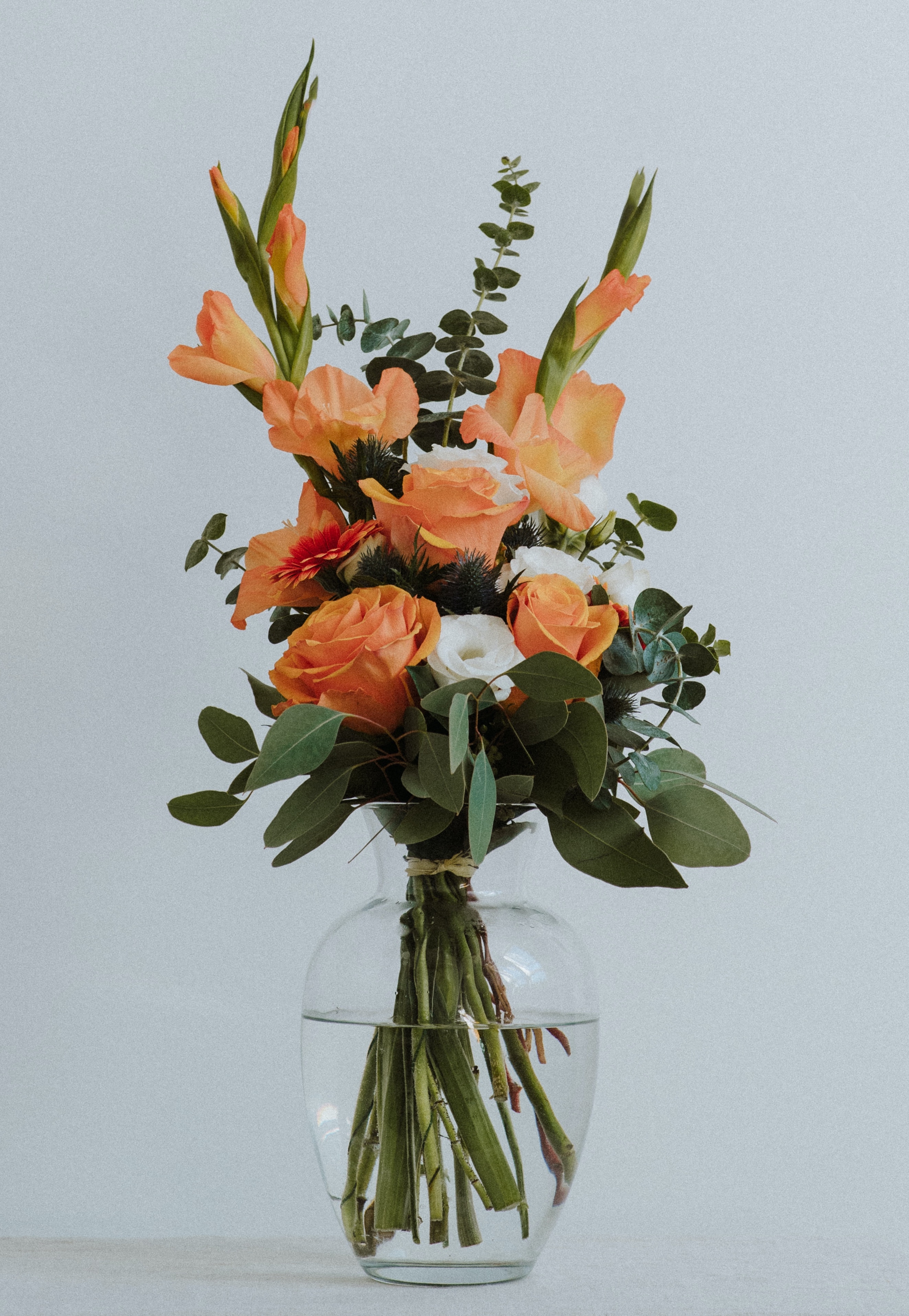 Picture of a bouquet of orange and white flowers in a vase