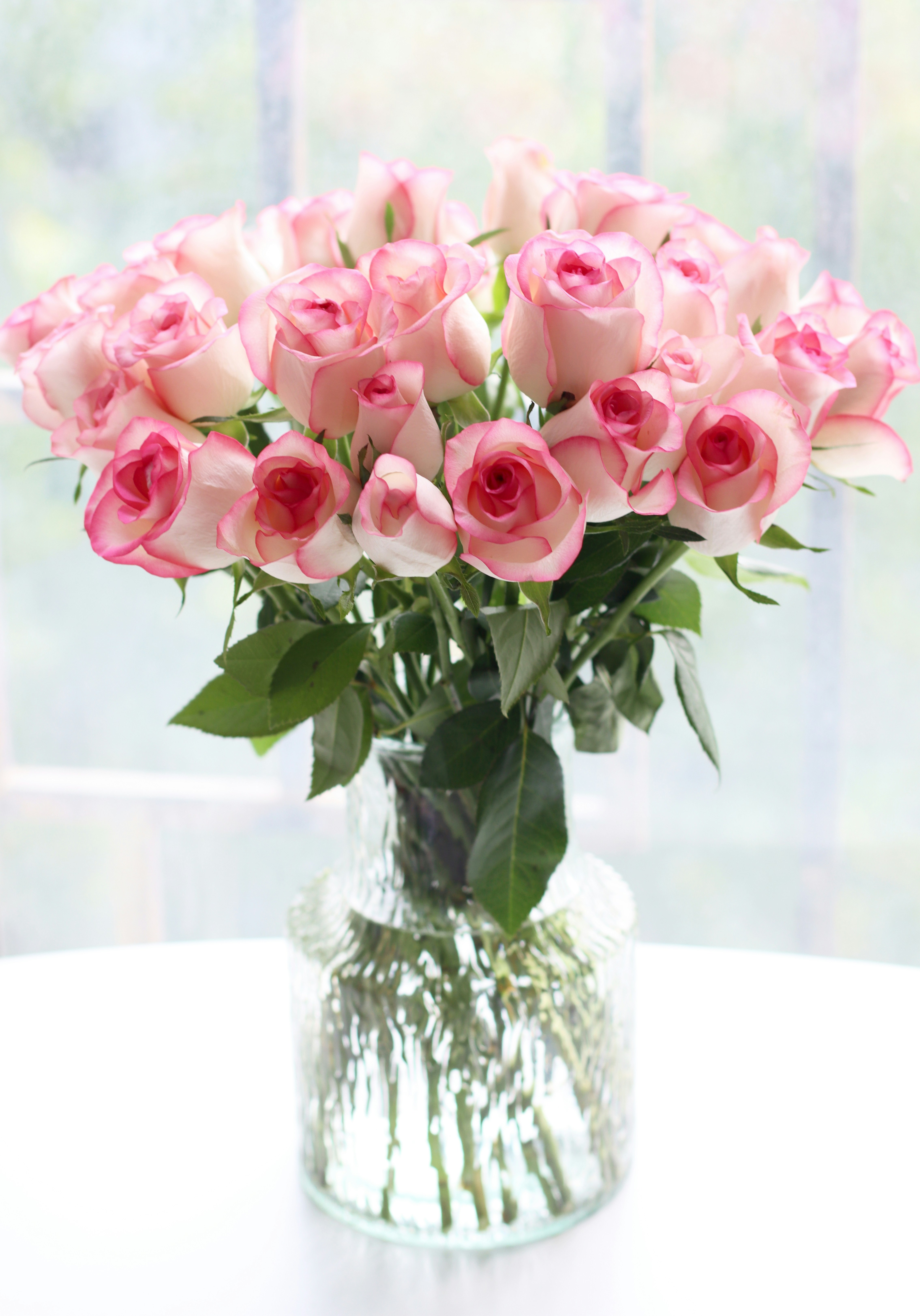 Picture of a bouquet of pink roses in a vase